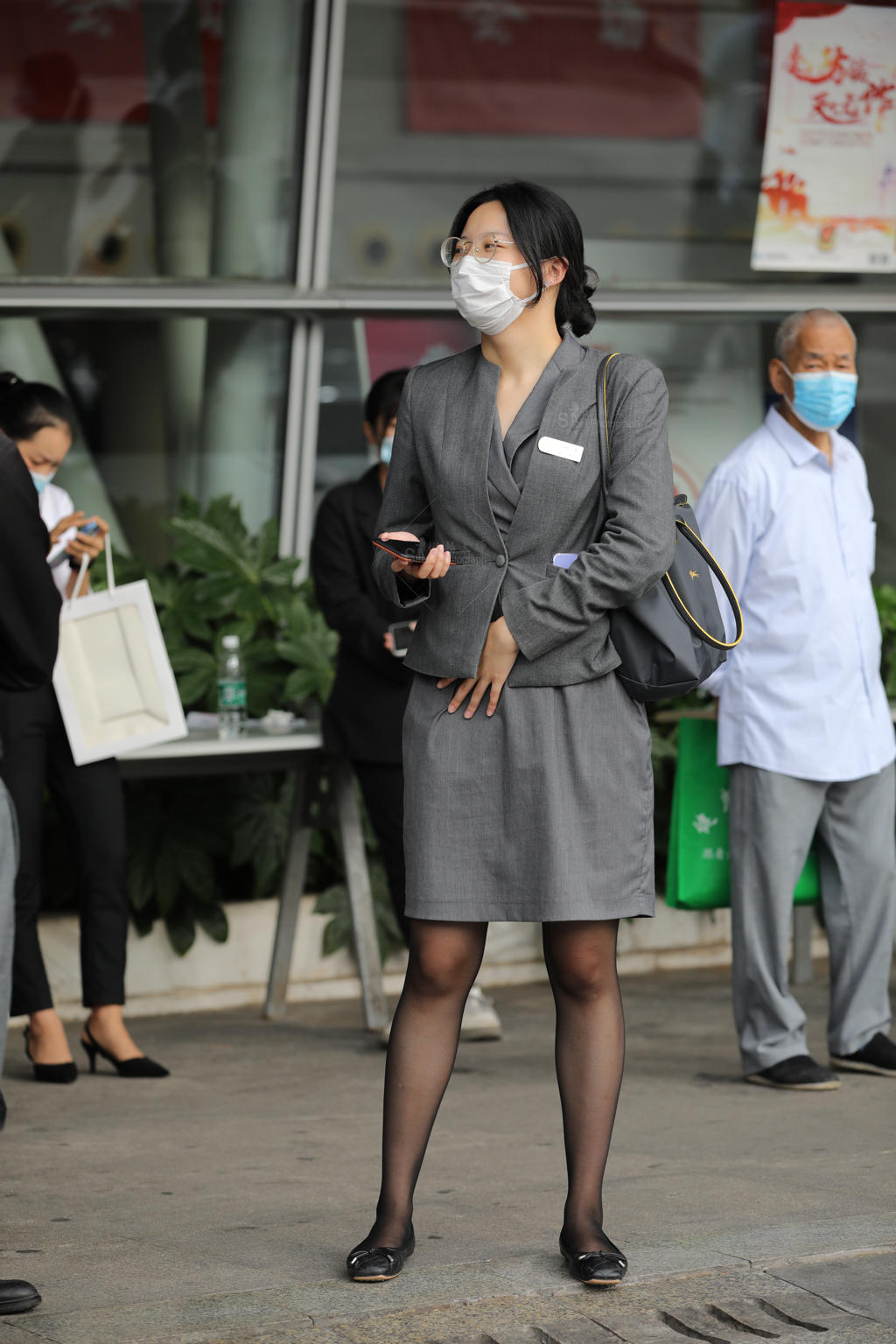 [街拍丝袜]【街拍心灵】售楼处黑si美腿小姐姐