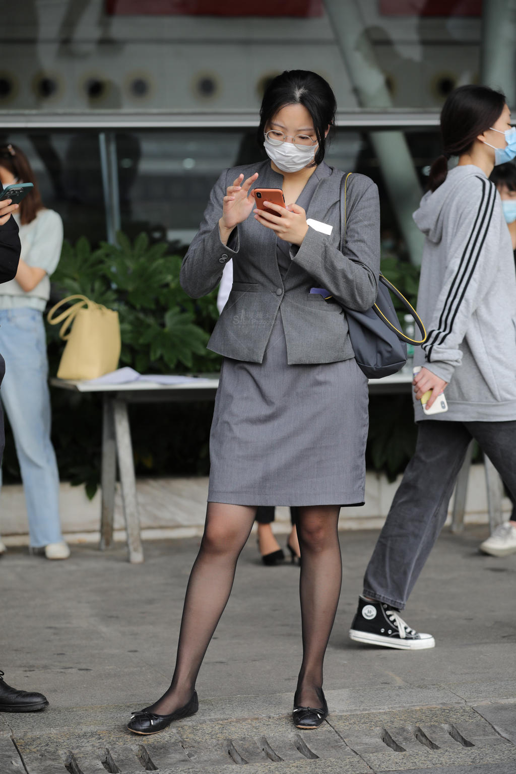 [街拍丝袜]【街拍心灵】售楼处黑si美腿小姐姐