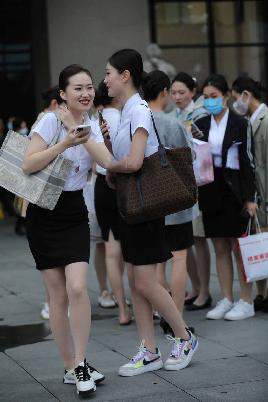 [街拍丝袜]【街拍心灵】空乘小姐姐肉si美腿