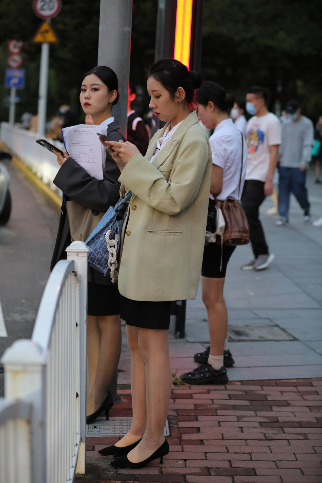 [街拍丝袜]【街拍心灵】空乘小姐姐肉si美腿