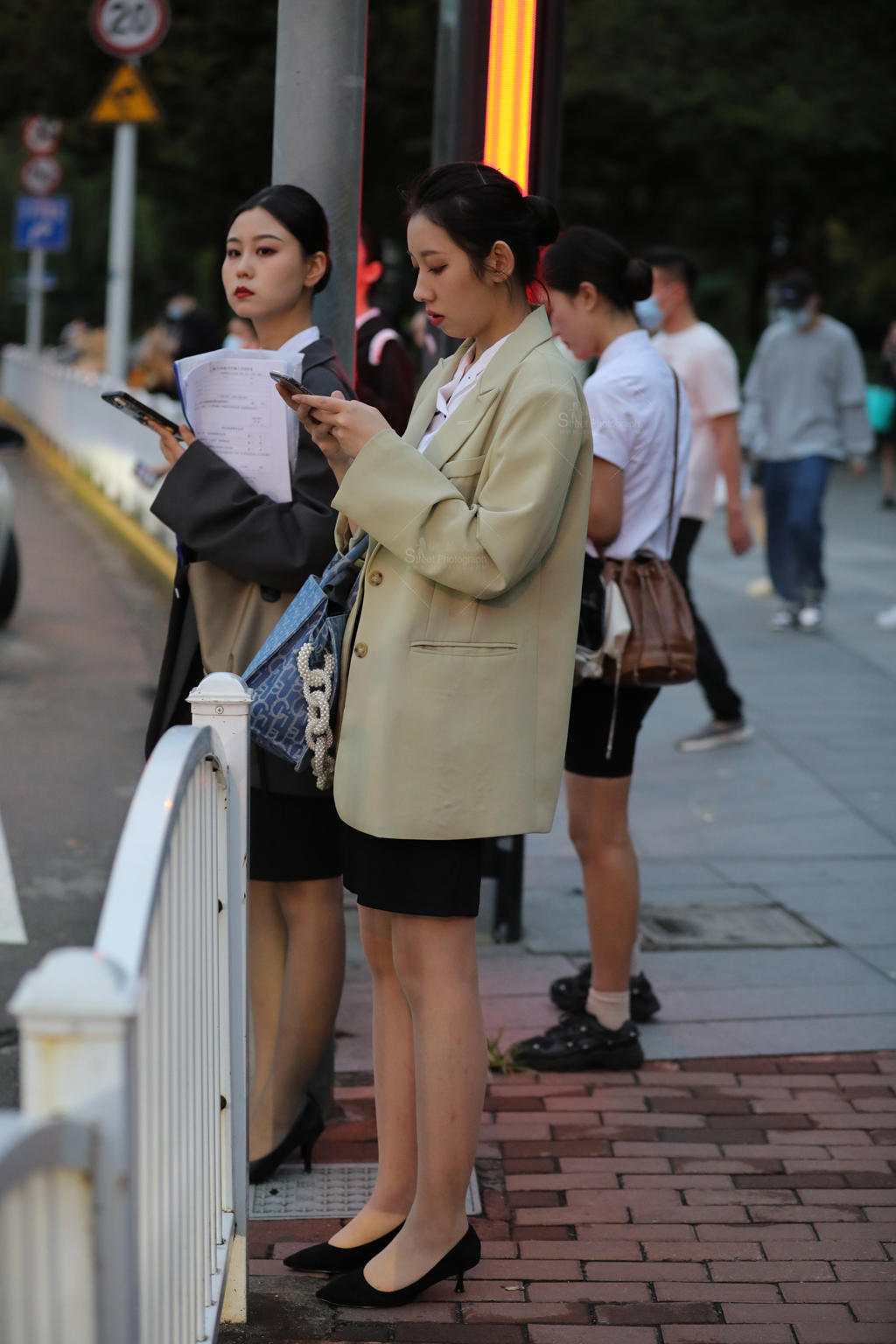 [街拍丝袜]【街拍心灵】空乘小姐姐肉si美腿