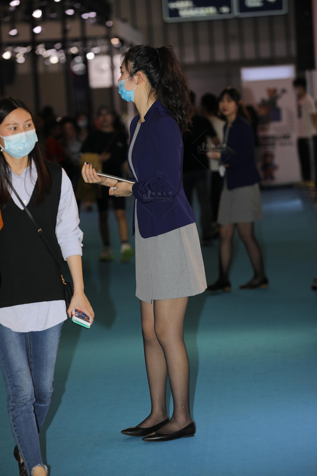 [街拍丝袜]【街拍心灵】汽车销shou顾问黑丝制服美腿