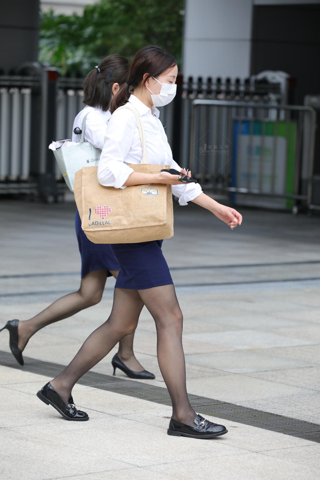 [街拍丝袜]【街拍心灵】汽车销 售黑si美腿制服