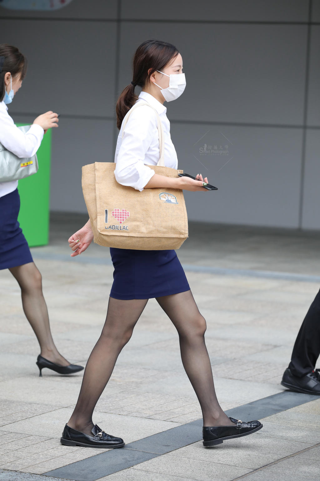 [街拍丝袜]【街拍心灵】汽车销 售黑si美腿制服