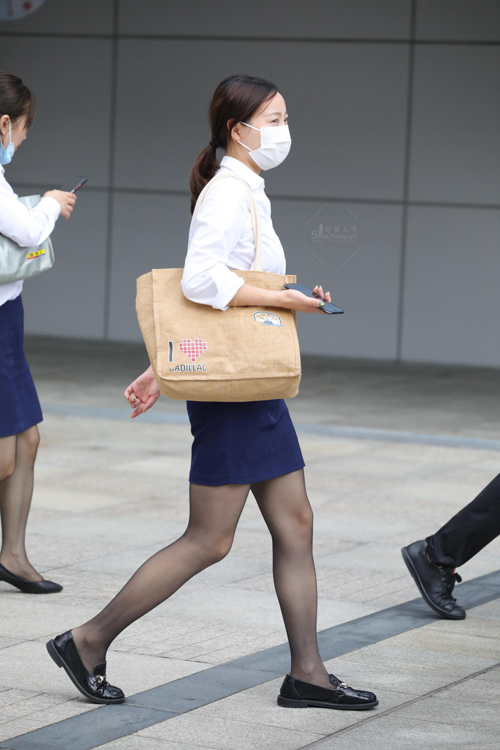 [街拍丝袜]【街拍心灵】汽车销 售黑si美腿制服