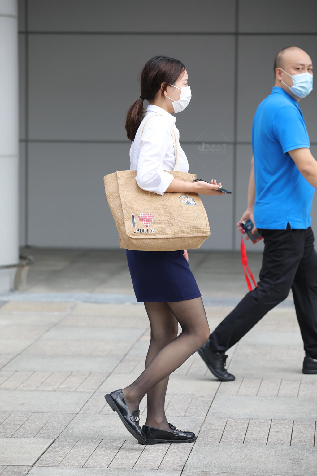 [街拍丝袜]【街拍心灵】汽车销 售黑si美腿制服