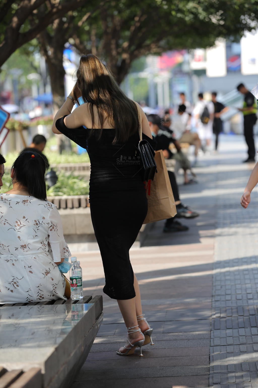 [街拍美女]【街拍心灵】小姐姐逛街累了歇会