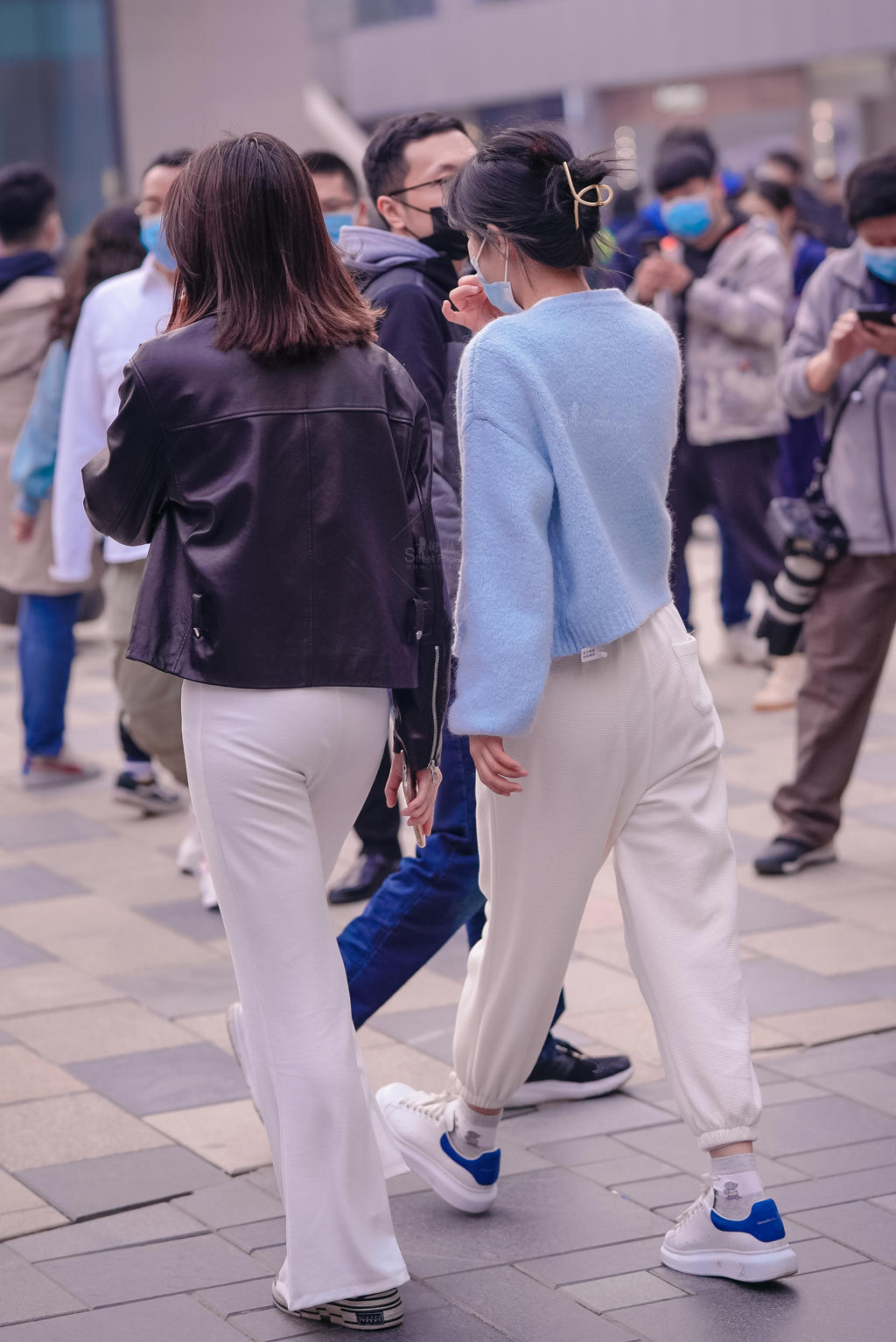 [街拍美女]【逐光逐影】20230226紧身白裤