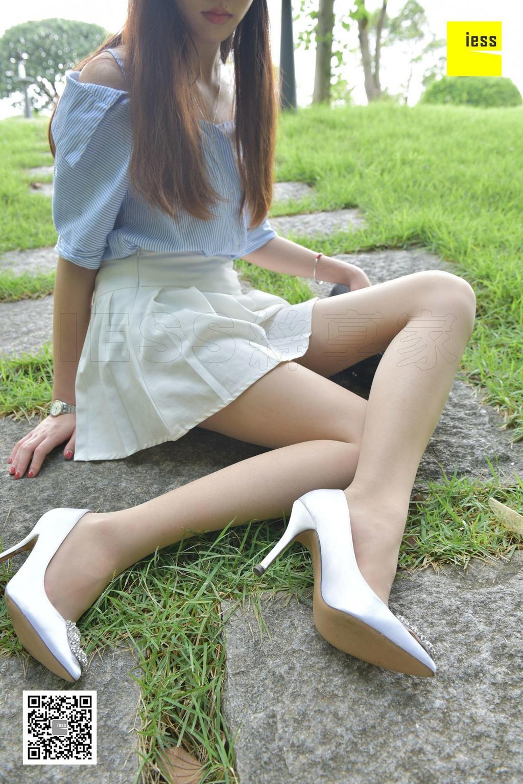 [IESS异思趣向] 七七 – 草地上的肉丝短裙