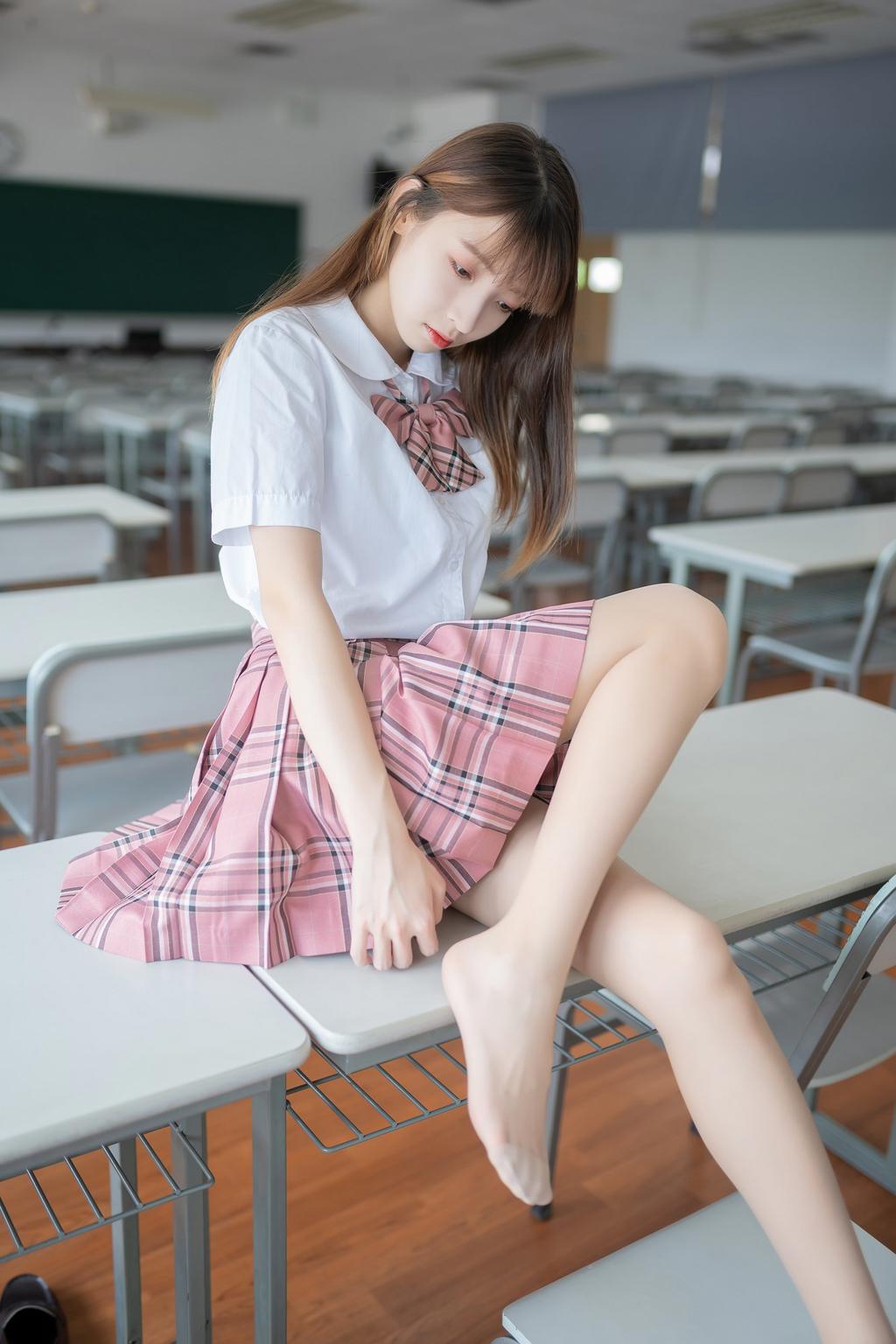 教室粉色格裙肉丝少女