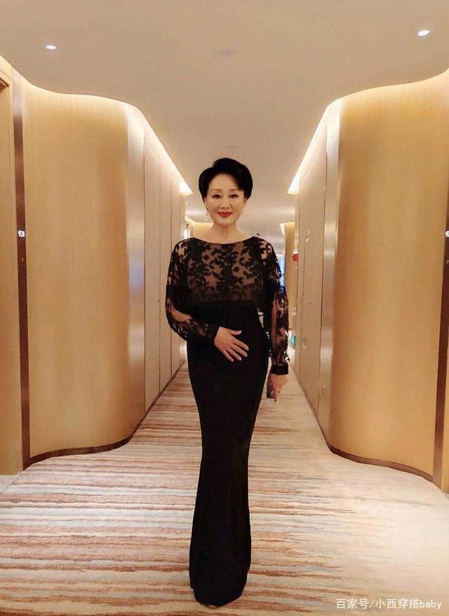 57岁王姬仍然风韵犹存!一袭黑色蕾丝晚礼服亮相,短发造型显气质