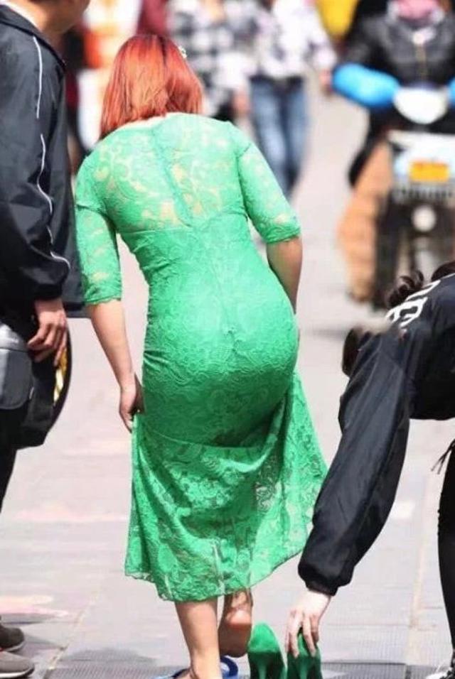 街拍,微胖熟女一身绿色紧身蕾丝长裙 饱满的身材,看上去很丰满