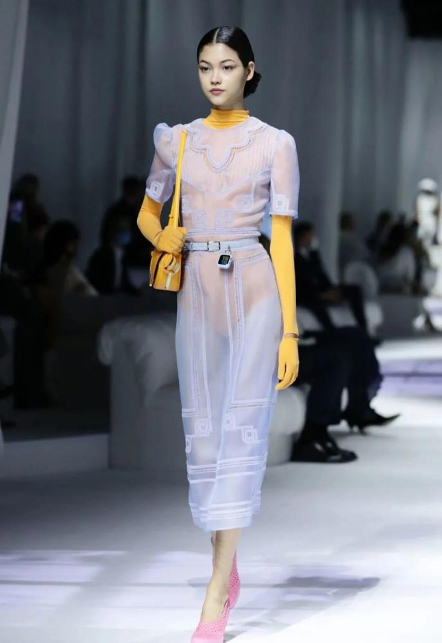米兰时装周fendi 2021春夏系列丨薄薄轻纱通透飘逸,印花图案低调深沉