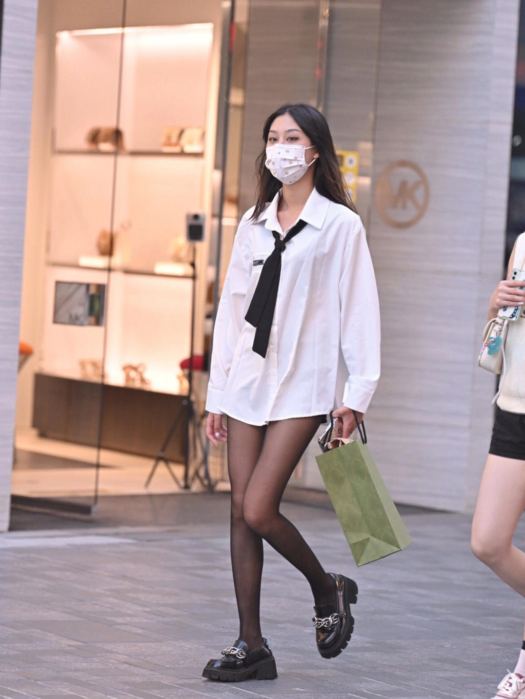 北京街拍初秋时节的黑色丝袜搭配
