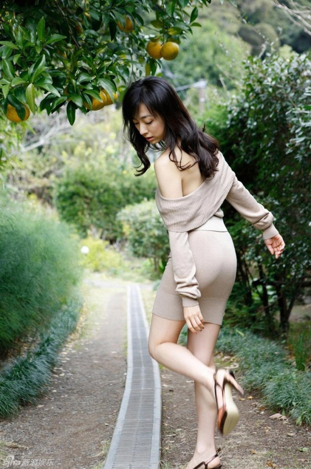 34岁日本女星梅宫万纱子大尺度全裸写真曝光图