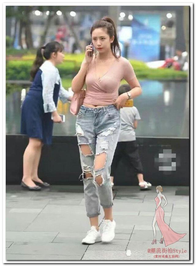 轻熟女裸色的v领紧身衣身材窈窕,很是养眼