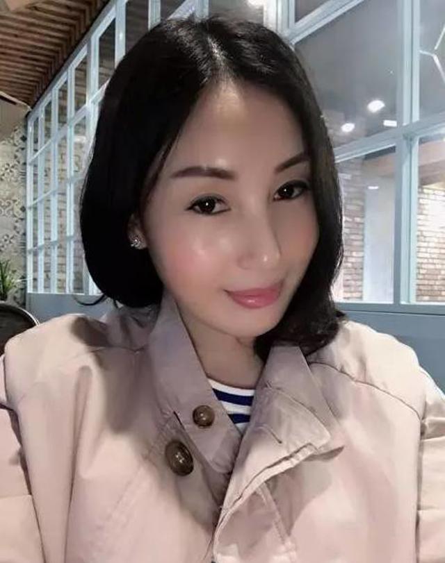 娇媚白嫩 街拍花裙子丰满熟女