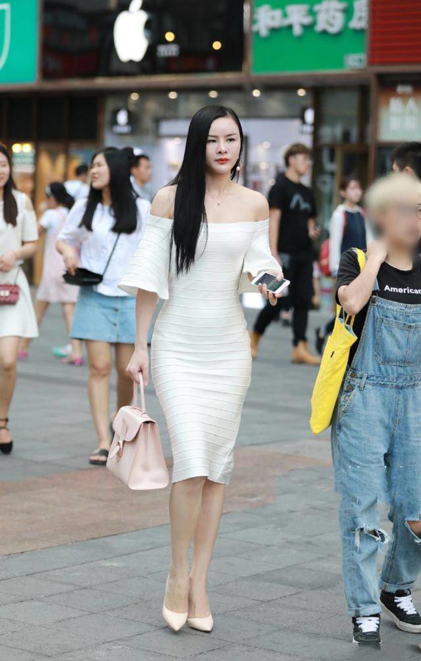 丰满熟女亚洲图片综合图区 :雪白的肌肤,洁白的长裙
