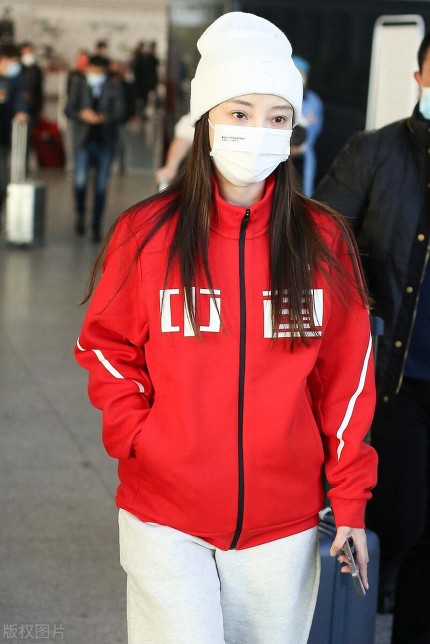 李小璐机场街拍 红色运动外套 白色运动裤休闲动感