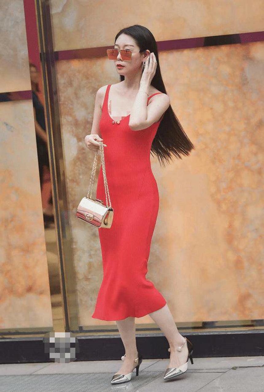 原创翘臀细腰的美丽少妇红色吊带长裙成熟迷人