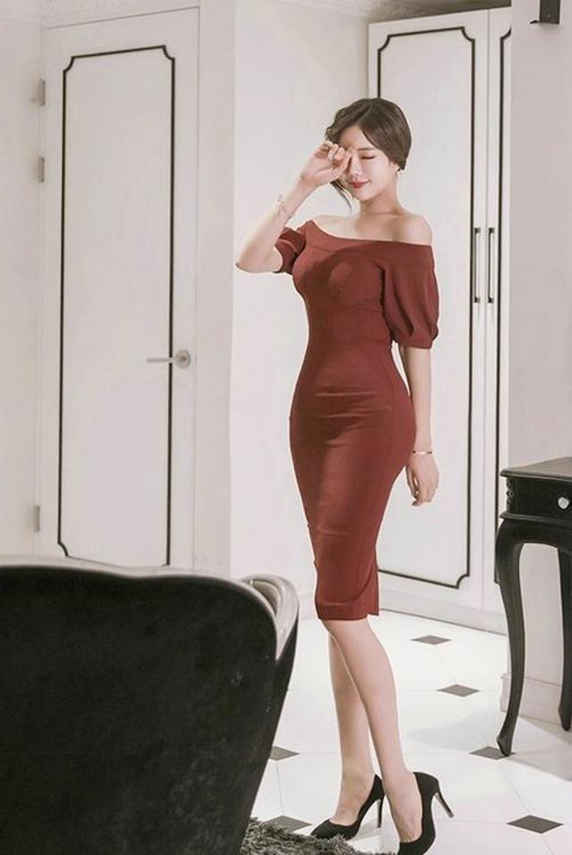 妩媚红裙熟女嫩模性感黑丝美腿爆乳激情写真