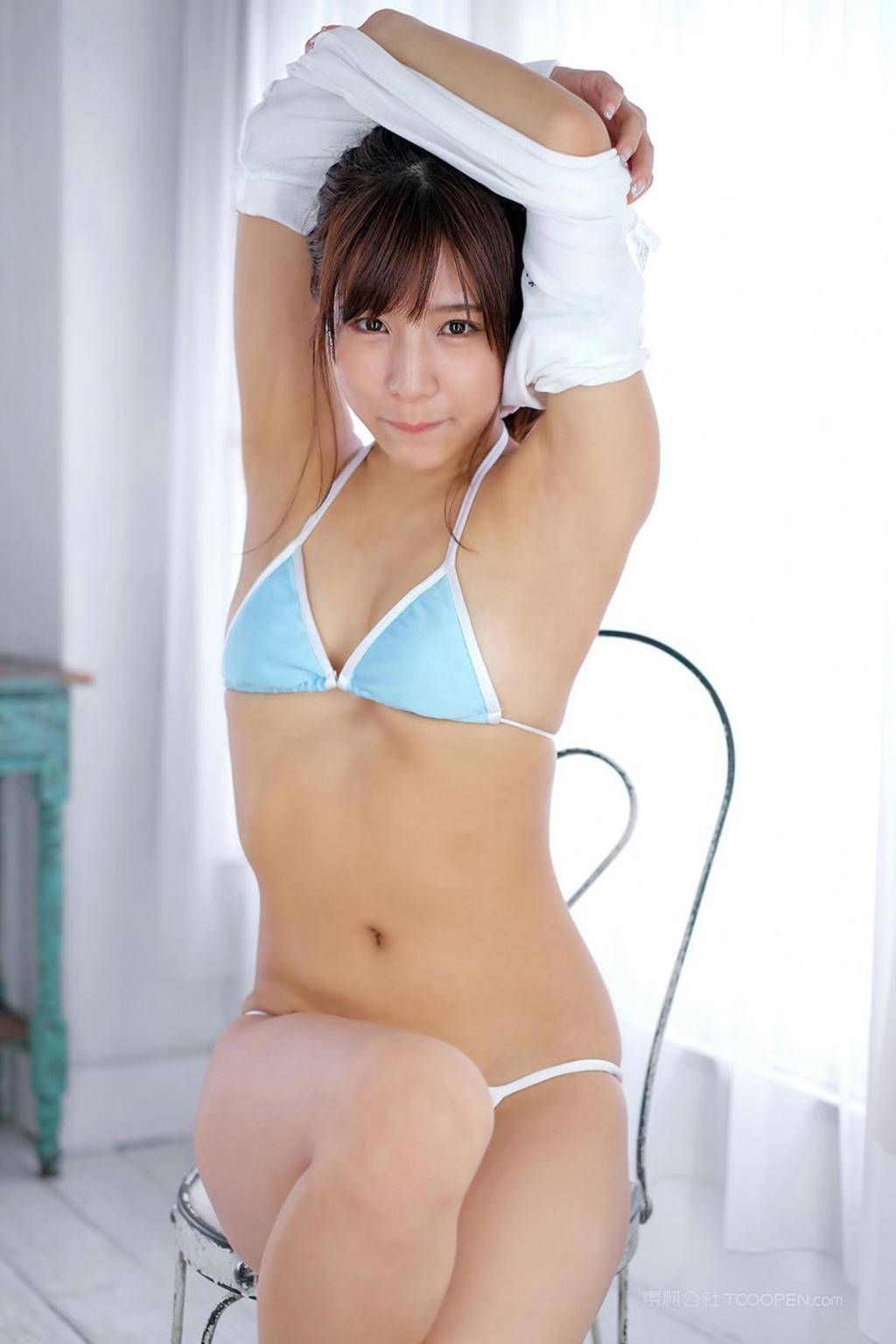 身材丰满的日本美女护士脱衣服高清图片