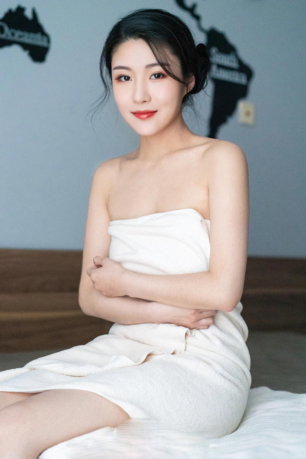 高清裹浴巾的韩国极品裸体美女人体艺术摄影图片