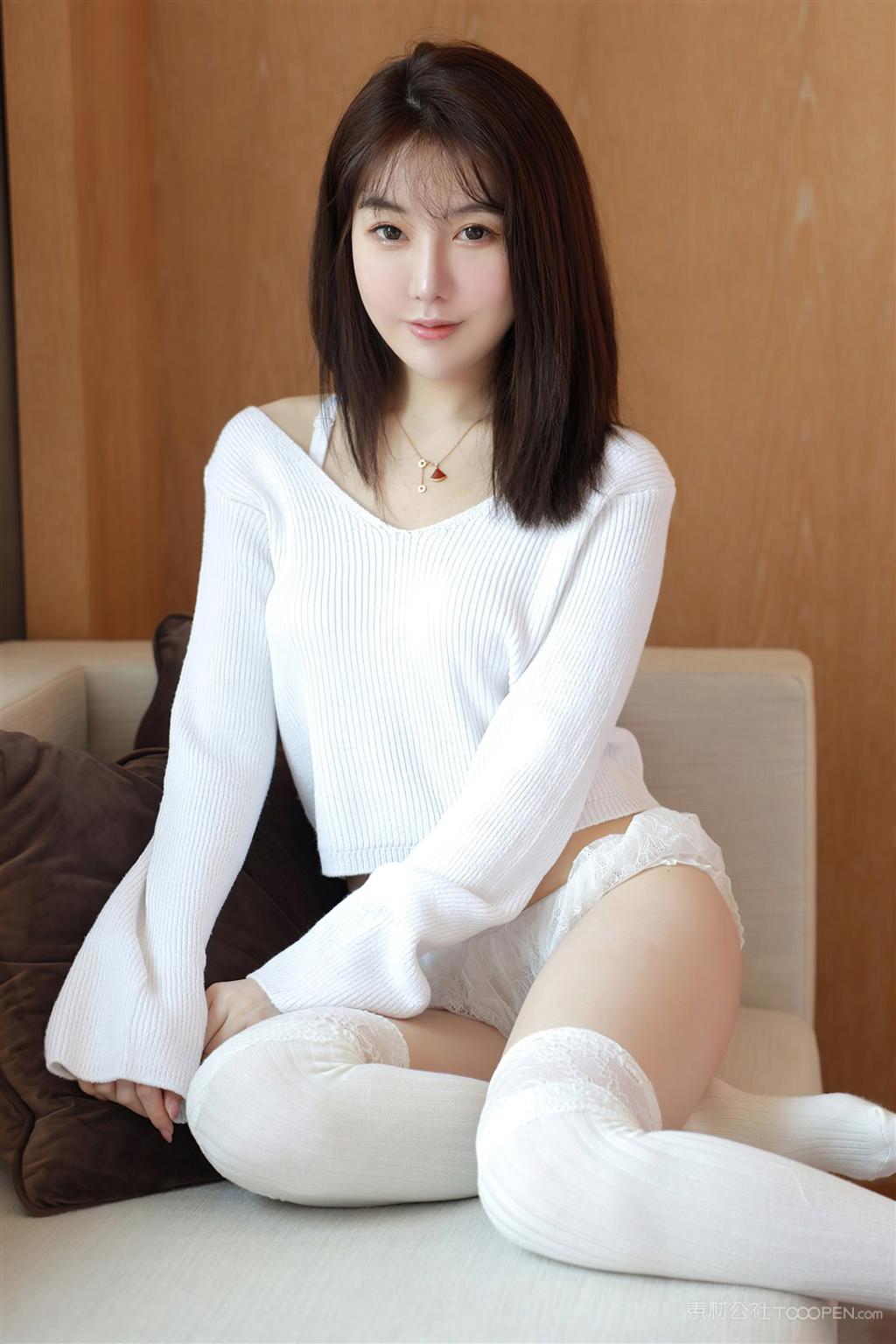 穿白衣毛衣极品韩国人体艺术美女模特写真图片