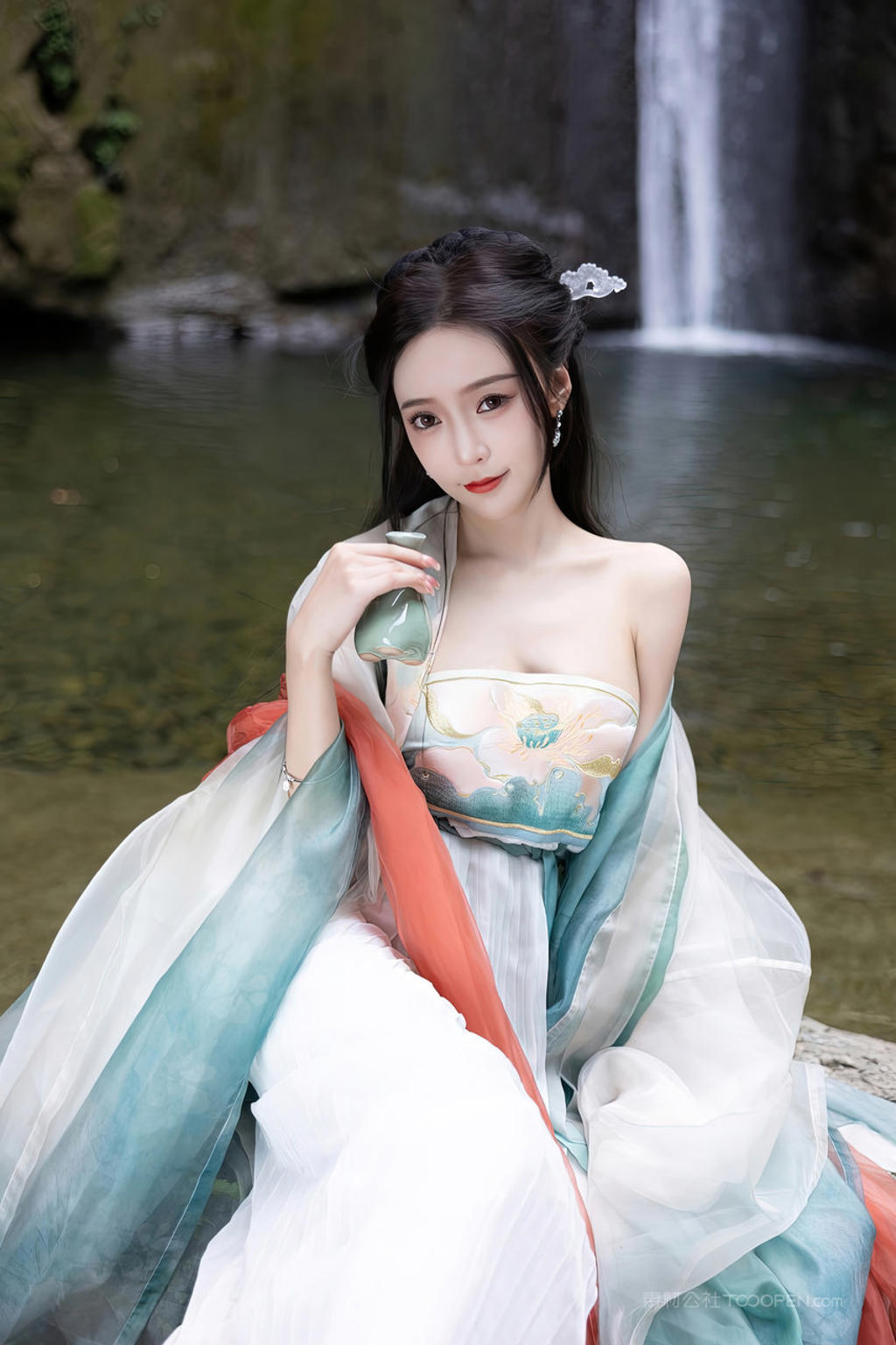 神仙颜值美女模特王馨瑶古装人体艺术写真图片