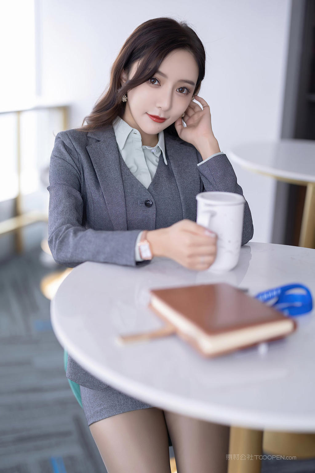 穿职业制服的极品美女秘书王馨瑶办公室写真图片
