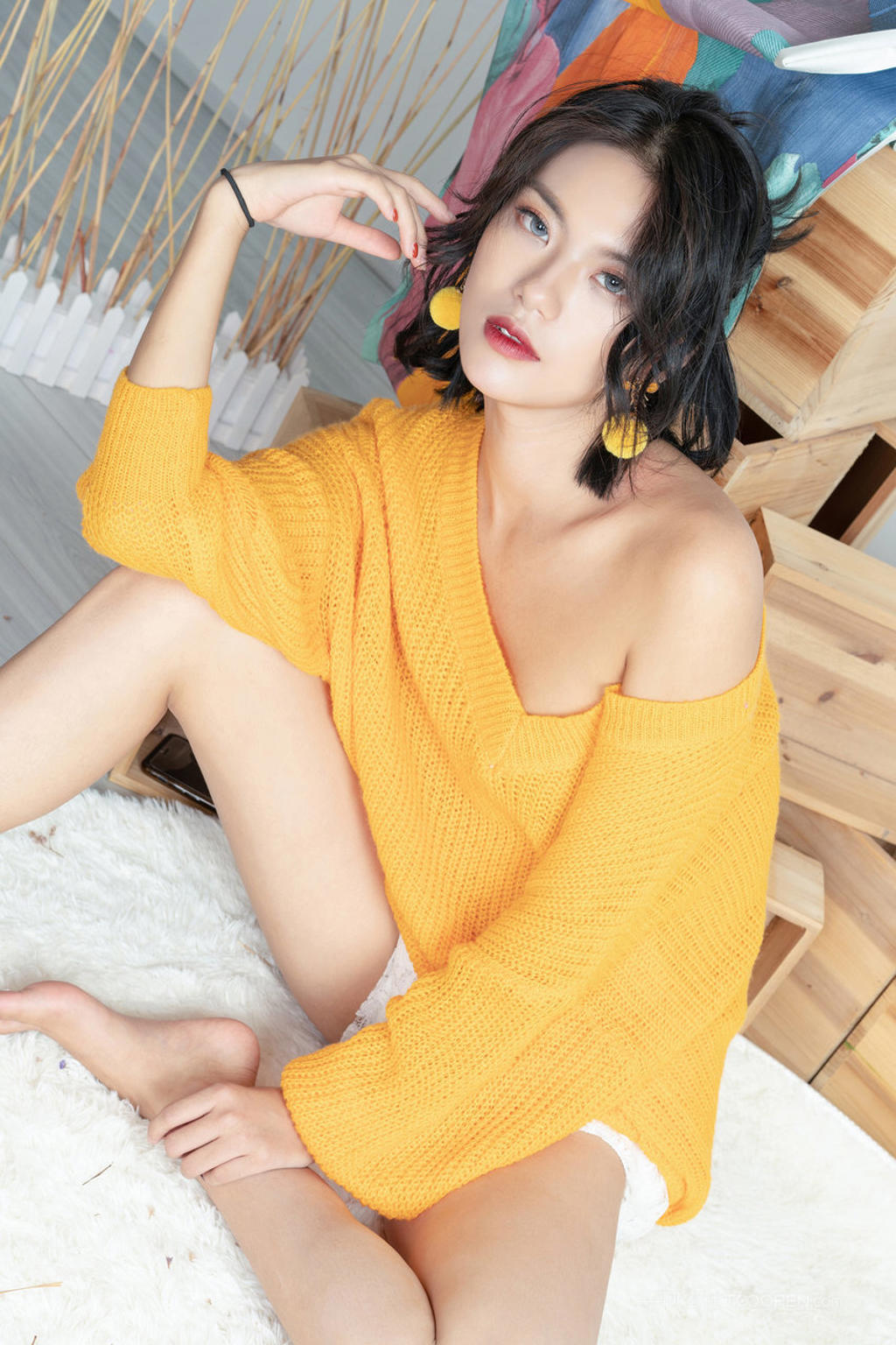 亚洲精品黄色毛衣日韩美女艺术写真图片