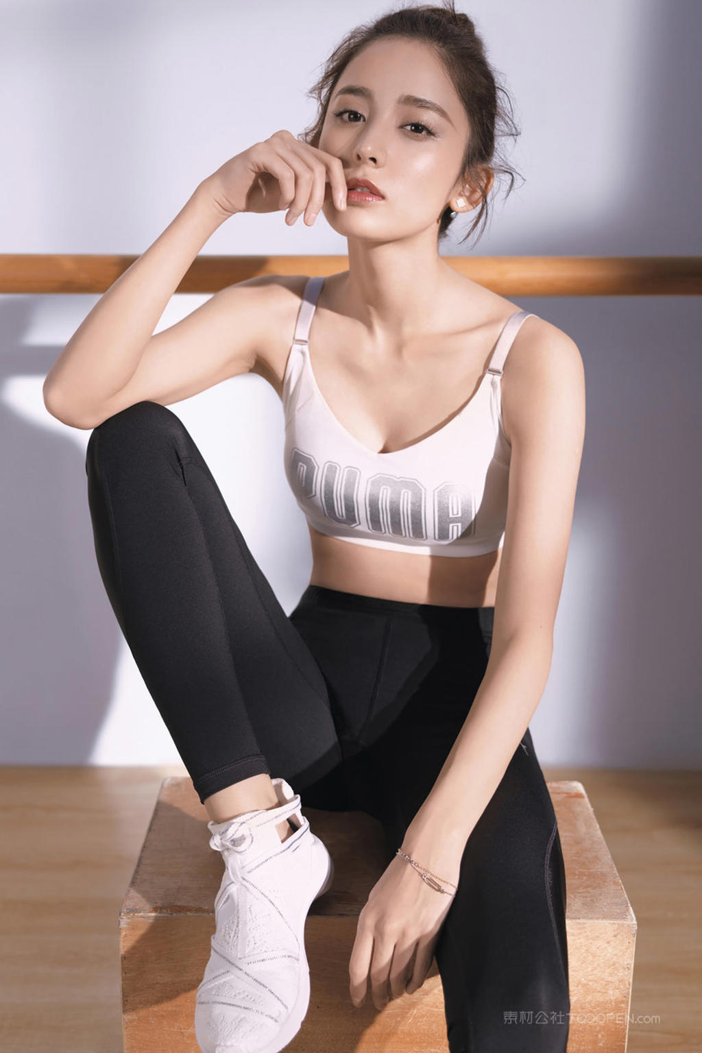 中国女明星古力娜扎性感紧身裤运动写真图片