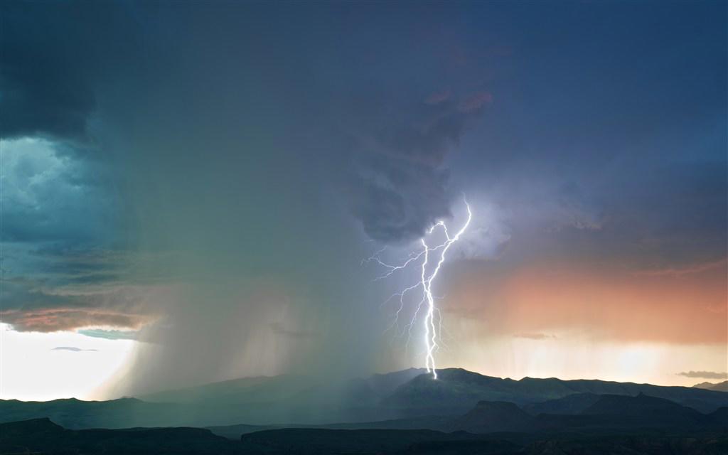 狂风暴雨电闪雷鸣天气图片