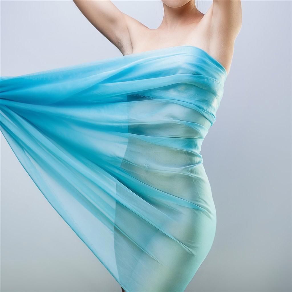 裹着蓝色透明丝绸的性感美女高清图片美容图片素材
