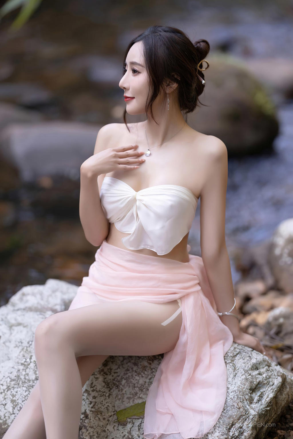 粉嫩美女模特王馨瑶户外洗澡精品写真图片