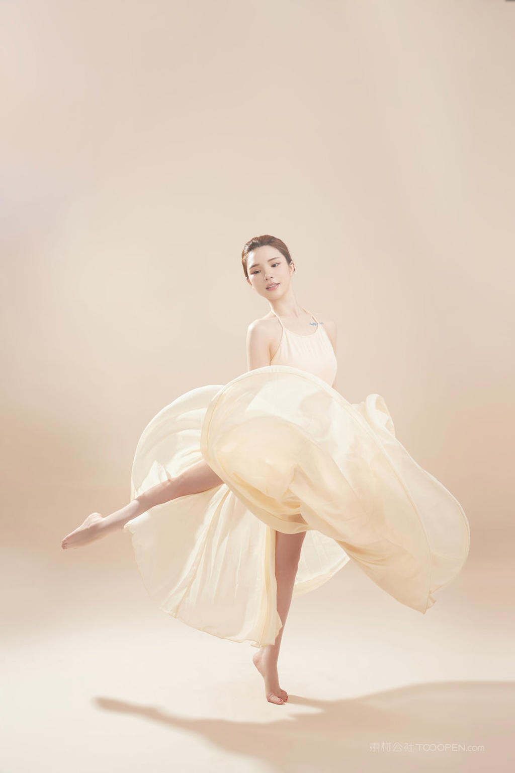 4K高清中国美女跳舞人体艺术写真图片
