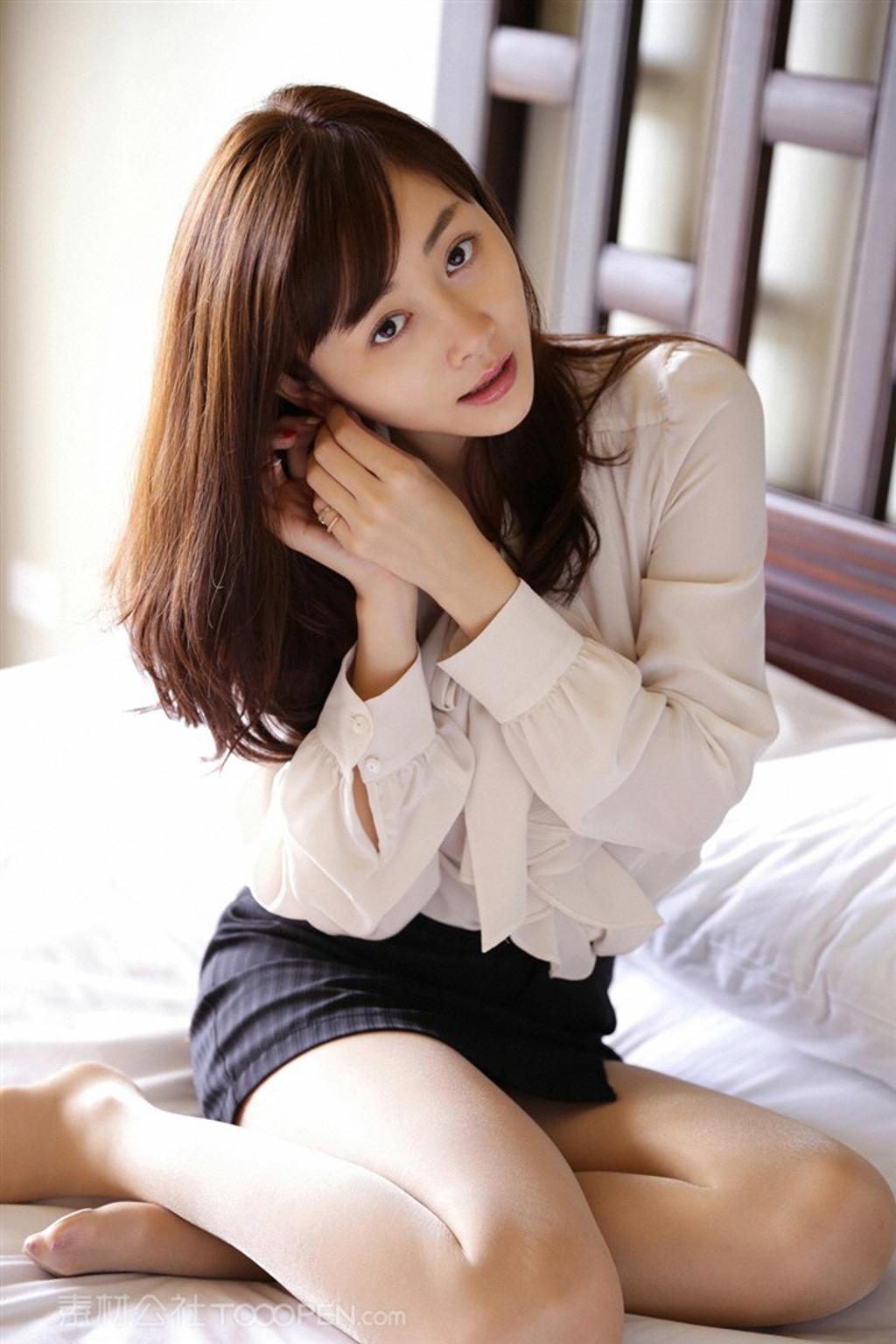 坐在床上的日本高清性感美女杉原杏璃图片