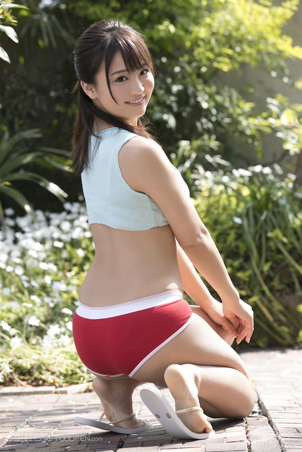 跪在地上的高清日本美女平嶋夏海户外写真图片