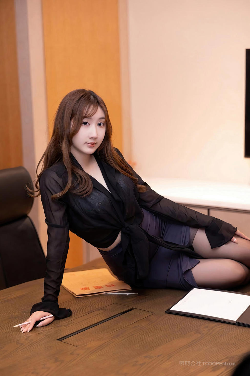 坐在办公桌上的性感美女总裁大胆黑丝诱惑写真图片