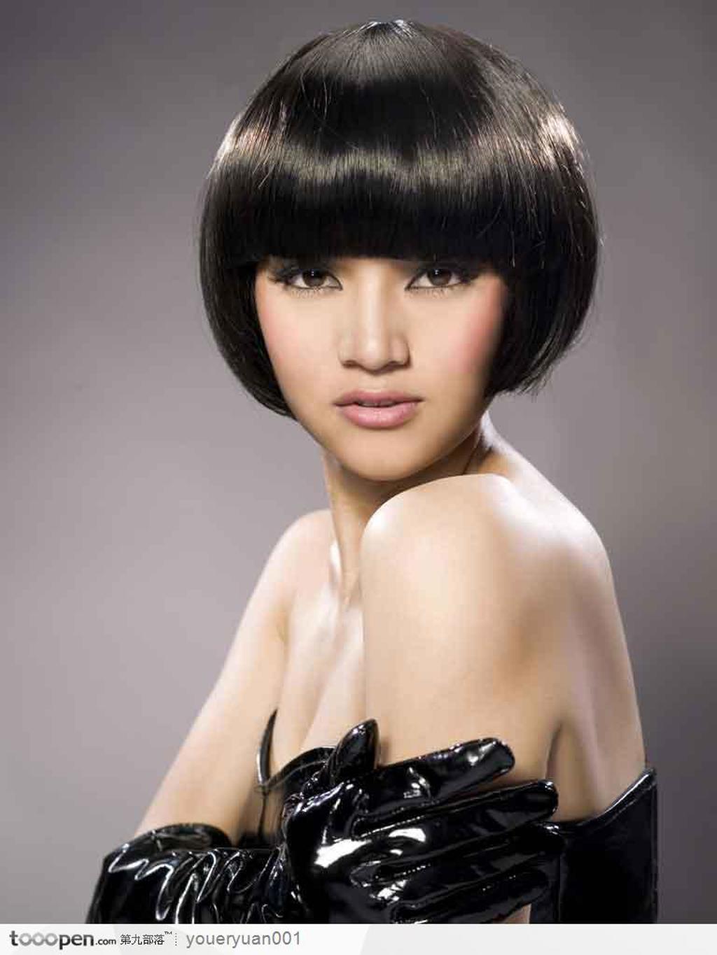黑色拉直的齐刘海短发包包头女模特