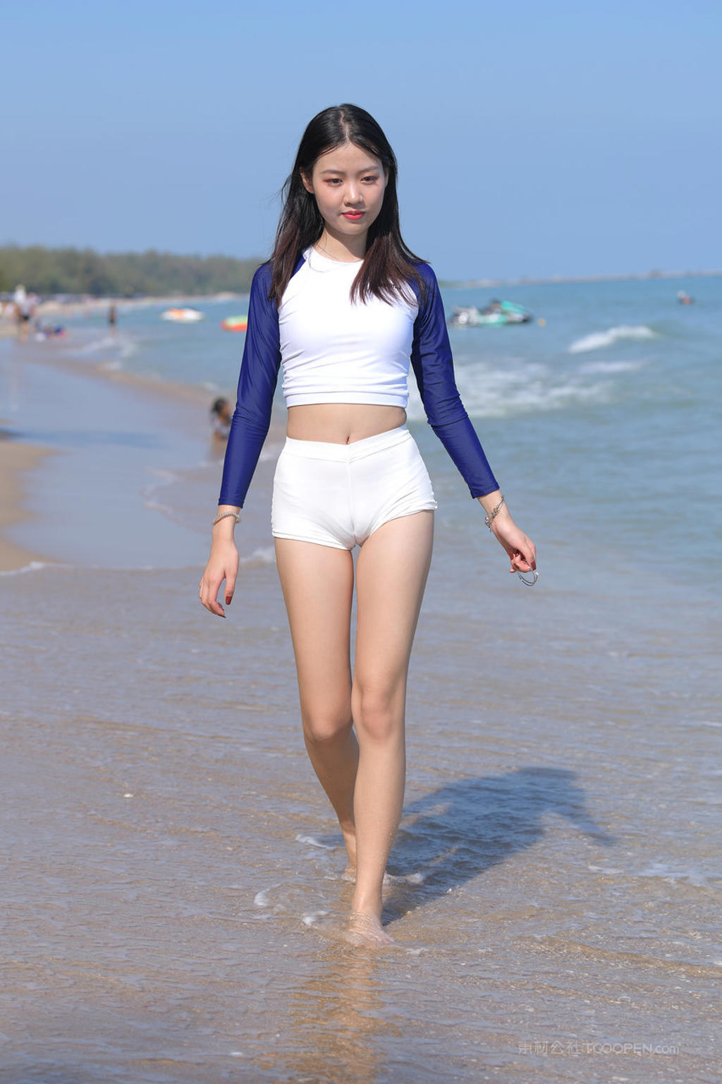 亚洲偷拍沙滩上长腿美女性感图片高清
