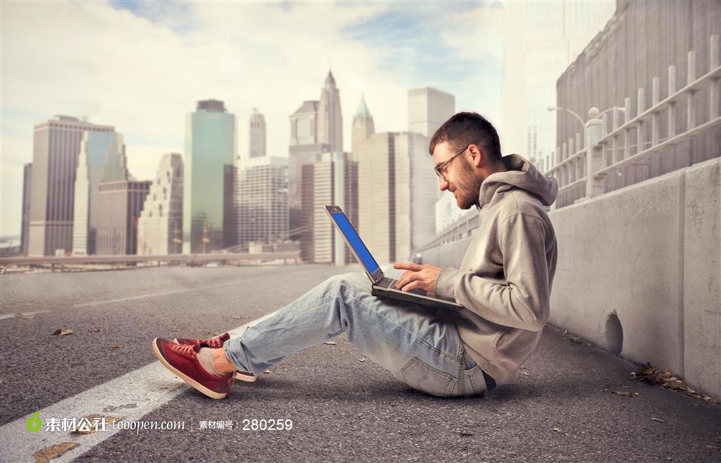 非主流街拍帅哥坐在路边上网图片