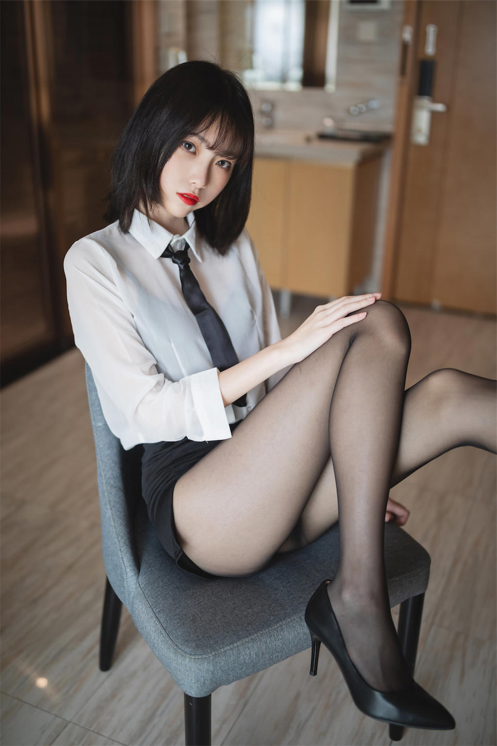 许岚LAN黑丝OL制服41p