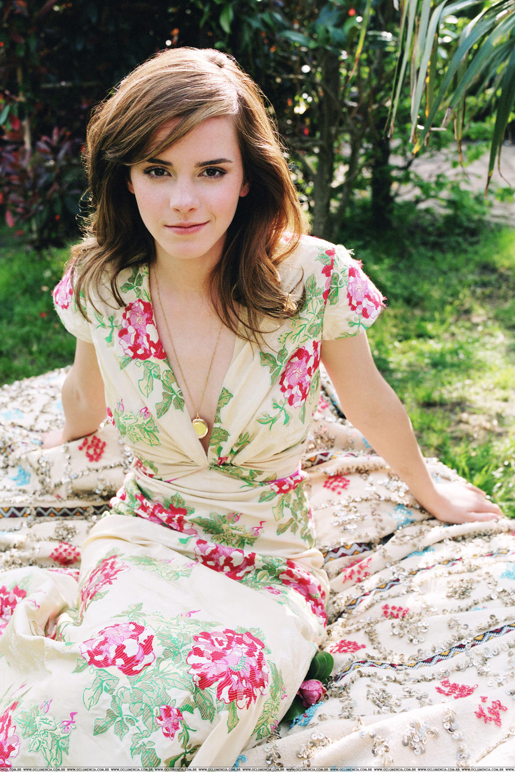 艾玛·沃森_Emma Watson_花丛写真套图Bravo2007.艾玛沃特森_Emma Watson_花丛写真套图07年Bravo