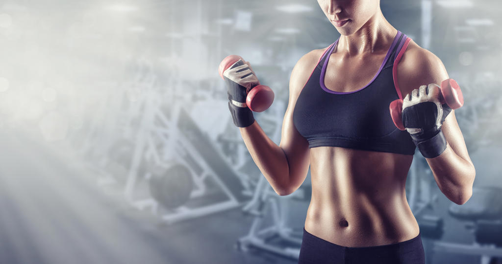 女性哑铃健身 肌肉腹肌 力量锻炼运动减肥瘦身